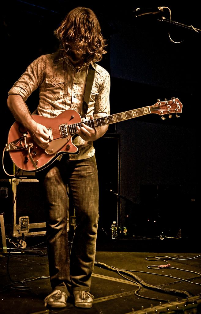 IMAGE: http://i252.photobucket.com/albums/hh2/Coppatop85/Minus%20The%20Bear%20and%20Apollo%20Sunshine/MTBguitarist2color.jpg