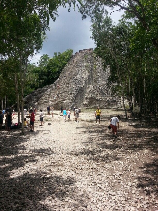 Coba Nohoch Mul pyramid sacbe
