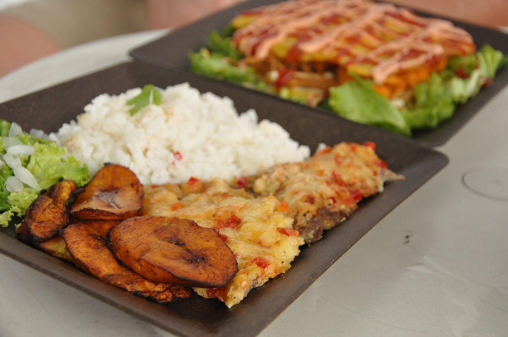Kaxapa Factory - Un plato fuerte with aracherra, rice and plantains