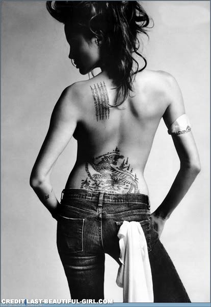 tattoos en la espalda. JolieAngelina-Tatuajes-Espalda